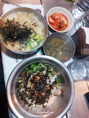 Streetfood Gwangjang market Sujebi Soup